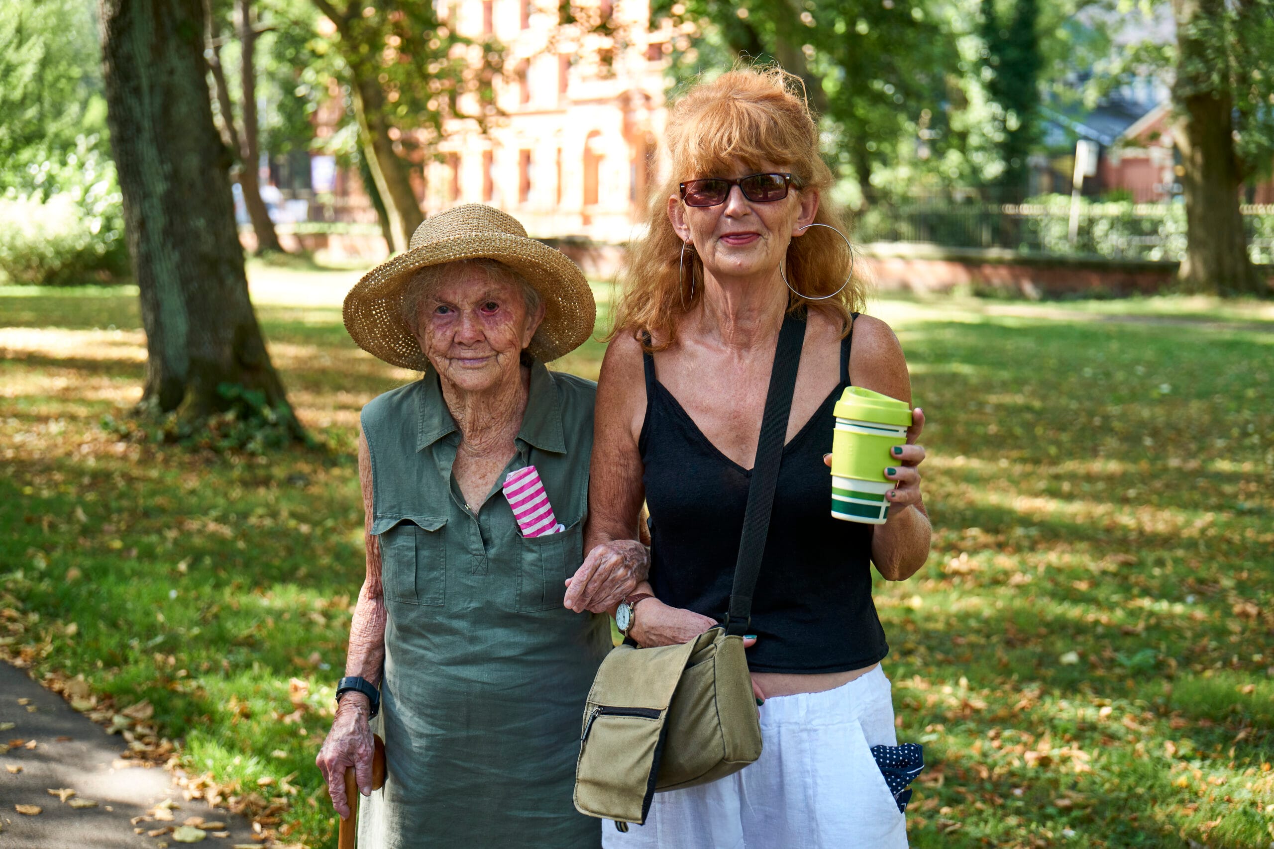 Mujeres tomando el fresco en el parque